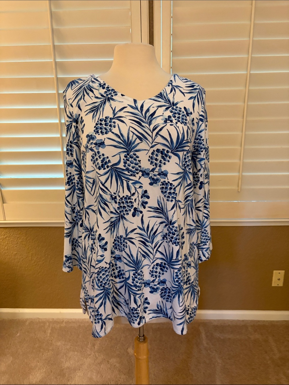 J.Jill Blue & White pineapple floral lightweight sweater V-Neck size L like new
